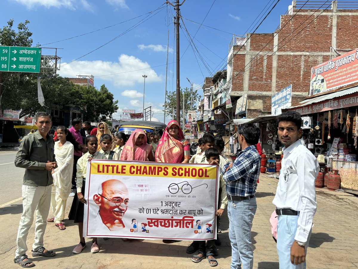 Dr_DilipPal's tweet photo. #जौनपुर , मुरादपुर कोटिला , बदलापुर 
में आज @LittleChamps_ के समस्त शिक्षकों एवं छात्रों द्वारा श्रमदान कर परिसर को स्वच्छ करते हुए बापू को स्वच्छांजलि दी गई।

@PMOIndia @UPGovt @CMOfficeUP @thisissanjubjp @myogiadityanath @myogioffice @baghelsarvan https://t.co/VxKA0yFQXm