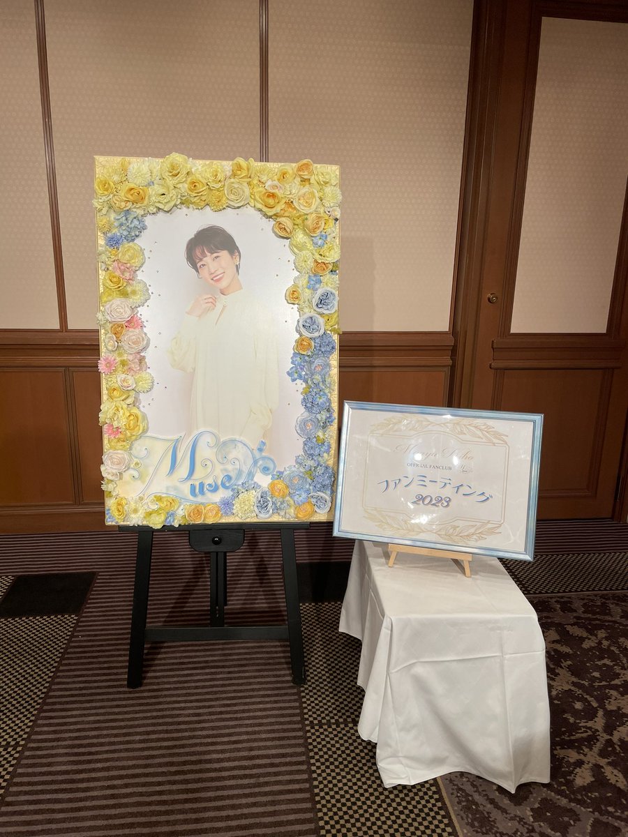 meiko_v6's tweet photo. 真彩ちゃんファンミいつも通り元気もらえた！毎回お土産も楽しみなのです笑
みんないろいろあるけど乗り切ろうね！

念願のアクスタ🥰
これから色々連れていきます✨✨
アクスタケースデコとかやるぞー！ https://t.co/EuiVKEICOK