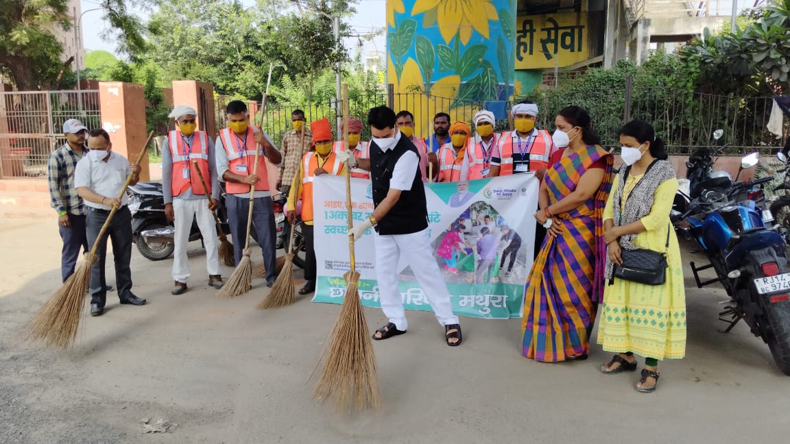 cbmathura's tweet photo. CB Mathura completed "Shramdaan" campaign under "Ek Tareekh, Ek Ghanta, Ek Saath" program at Mayur Vihar. Vice President, National Union of Journalist of India Shri Kamal Kant Upmanyu and around 40 general public and CB staff participated.
@pddecc https://t.co/H1bG8Lv1j2