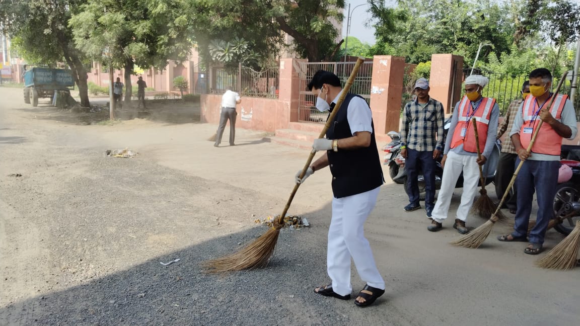 cbmathura's tweet photo. CB Mathura completed "Shramdaan" campaign under "Ek Tareekh, Ek Ghanta, Ek Saath" program at Mayur Vihar. Vice President, National Union of Journalist of India Shri Kamal Kant Upmanyu and around 40 general public and CB staff participated.
@pddecc https://t.co/H1bG8Lv1j2