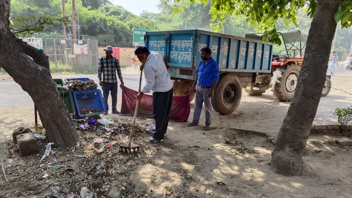 cbmathura's tweet photo. CB Mathura completed "Shramdaan" campaign under "Ek Tareekh, Ek Ghanta, Ek Saath" program at Mayur Vihar. Vice President, National Union of Journalist of India Shri Kamal Kant Upmanyu and around 40 general public and CB staff participated.
@pddecc https://t.co/H1bG8Lv1j2