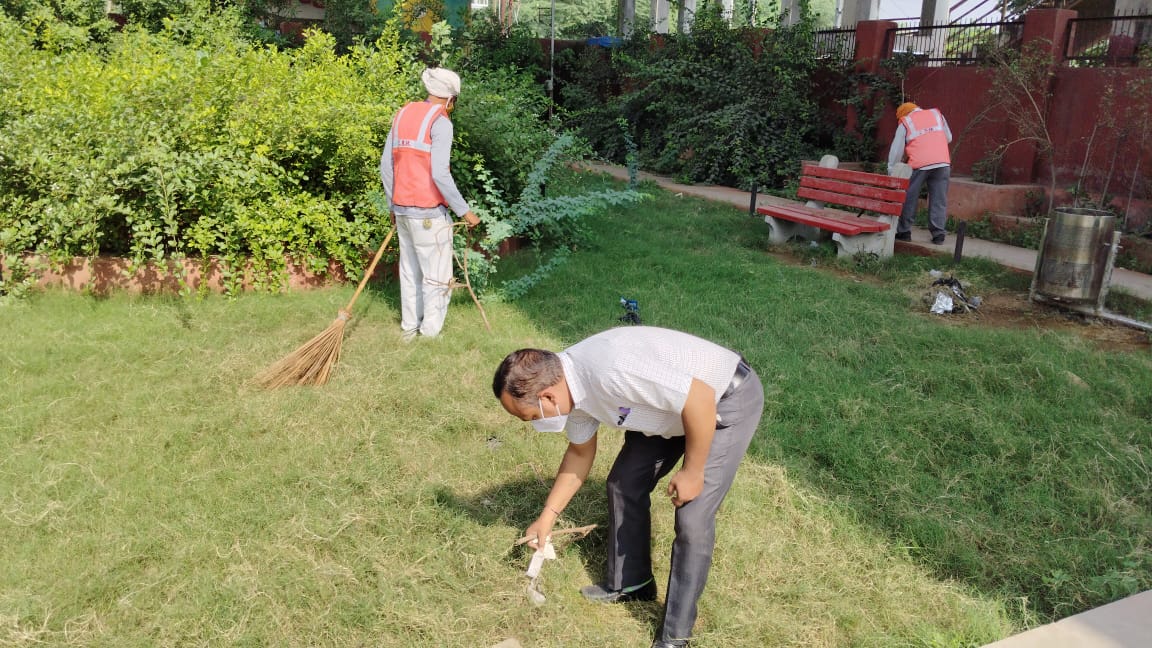 cbmathura's tweet photo. CB Mathura completed "Shramdaan" campaign under "Ek Tareekh, Ek Ghanta, Ek Saath" program at Mayur Vihar. Vice President, National Union of Journalist of India Shri Kamal Kant Upmanyu and around 40 general public and CB staff participated.
@pddecc https://t.co/H1bG8Lv1j2