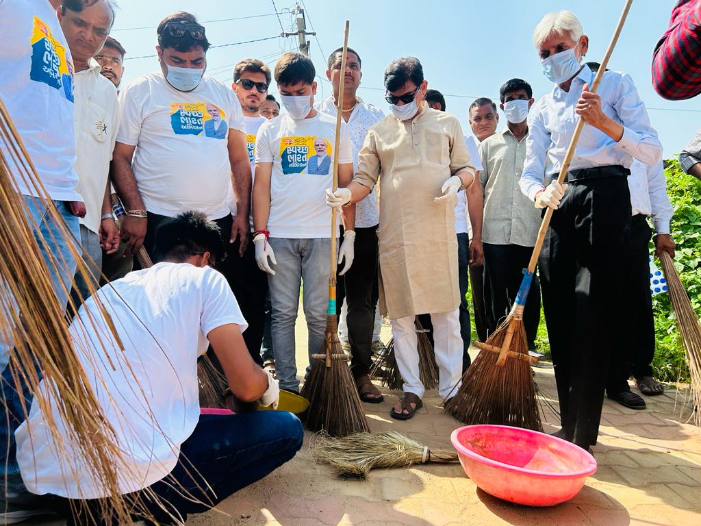 Ashwinpatel0106's tweet photo. દેશના યશસ્વી વડાપ્રધાનશ્રી @narendramodi જીની પ્રેરણા થી "ગાંધી જયંતિ" નિમિતે દેશમાં તમામ શહેર તથા ગ્રામ્ય વિસ્તારોમાં "એક તારીખ એક કલાક" સૂત્ર સાથે "મહાશ્રમદાન" કાર્યક્રમના આયોજનના ભાગ રૂપે આજે ડભોઈ તાલુકાના બહેરામપુરા ગામ ને સ્વચ્છતા થી સજ્જ કરાયું. 
@shailesh_sotta https://t.co/oK4YFNyGag