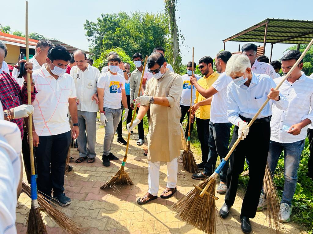 Ashwinpatel0106's tweet photo. દેશના યશસ્વી વડાપ્રધાનશ્રી @narendramodi જીની પ્રેરણા થી "ગાંધી જયંતિ" નિમિતે દેશમાં તમામ શહેર તથા ગ્રામ્ય વિસ્તારોમાં "એક તારીખ એક કલાક" સૂત્ર સાથે "મહાશ્રમદાન" કાર્યક્રમના આયોજનના ભાગ રૂપે આજે ડભોઈ તાલુકાના બહેરામપુરા ગામ ને સ્વચ્છતા થી સજ્જ કરાયું. 
@shailesh_sotta https://t.co/oK4YFNyGag