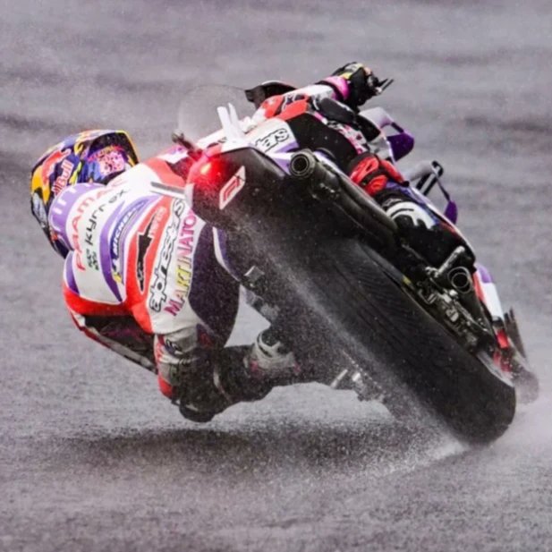 fcjorgemartin's tweet photo. GRANDE #Martinator
Fin de semana espectacular, con broche de oro en una carrera Flag to Flag. NON STOP @89jorgemartin
#FanClubJorgeMartin
#JM89 #JM88Forever
#CabezaYGas #Sangre
#PrimaPramacRacing #ForzaDucati
#MotoGP #JapaneseGP https://t.co/qAY38xVJPU