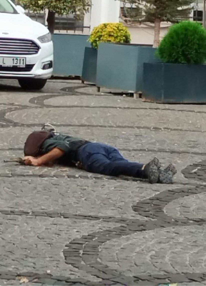 CalibreObscura's tweet photo. Seems the attackers in Ankara also carried a rifle, most probably an M4 Carbine/derivative &amp; what looks like a civilian revolver, although that's hard to determine from the images.

M4s are used quite widely by IS and the PKK, after proliferation from 🇺🇸-supplied actors. https://t.co/UDHlXKpt6y