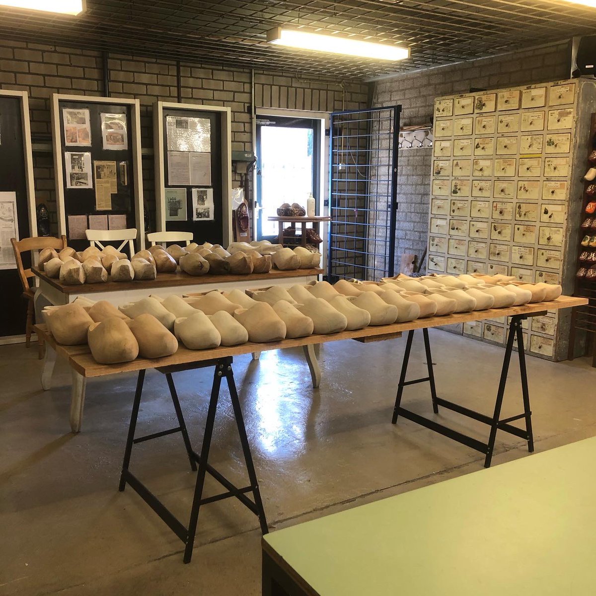 Komende week staat in t teken van klompenkeuring 92ste keer en de klompenmakerscontactdag(95ste keer)

Maandag 2 okt gaan 3 keurmeesters de ingezonden klompen keuren. 

Wil je met eigen ogen zien hoe ze dat doen?

Kom dan maandag 2 oktober langs in onze klompenwinkel in Nijnsel.