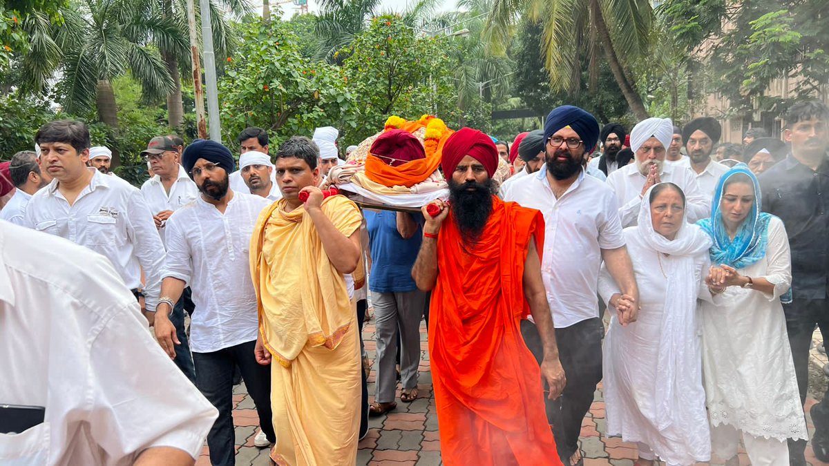 yogrishiramdev's tweet photo. योगपीठ हरिद्वार के अनन्य सहयोगी आदरणीय श्री भूपिंदर मन्हास बाबू जी को द्रवित हृदय से अंतिम विदाई देते हुए।
पूरे पतंजलि परिवार की ओर से भावभीनी श्रद्धांजलि। https://t.co/IFJTscS3mp