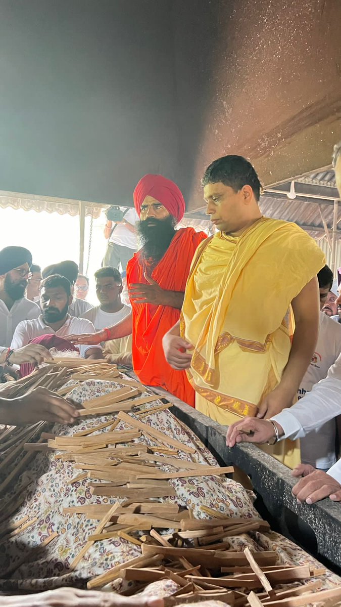 योगपीठ हरिद्वार के अनन्य सहयोगी आदरणीय श्री भूपिंदर मन्हास बाबू जी को द्रवित हृदय से अंतिम विदाई देते हुए।
पूरे पतंजलि परिवार की ओर से भावभीनी श्रद्धांजलि।