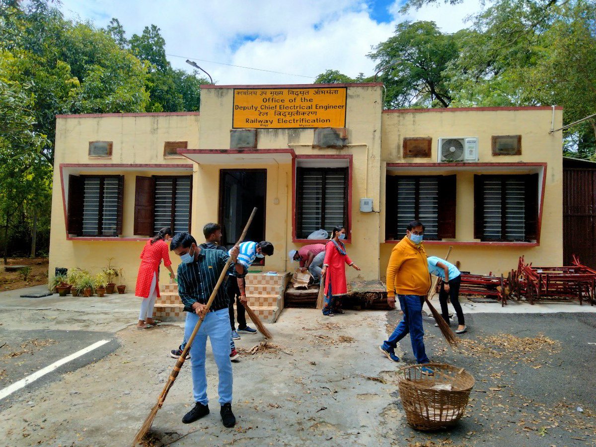 RE_Bengaluru's tweet photo. रेल विद्युतीकरण बेंगलुरु परियोजना के मैसूरू कैम्प कार्यालय में स्वच्छता पखवाड़ा के अंर्तगत अधिकारियों और कर्मचारियों द्वारा 01/10/2023 को श्रमदान https://t.co/YmXBNRaa7w