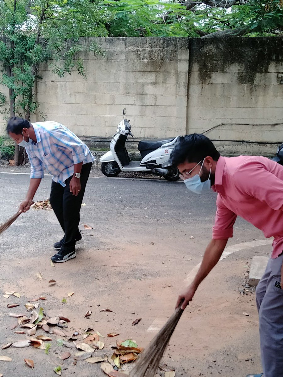 रेल विद्युतीकरण बेंगलुरु परियोजना के मैसूरू कैम्प कार्यालय में स्वच्छता पखवाड़ा के अंर्तगत अधिकारियों और कर्मचारियों द्वारा 01/10/2023 को श्रमदान