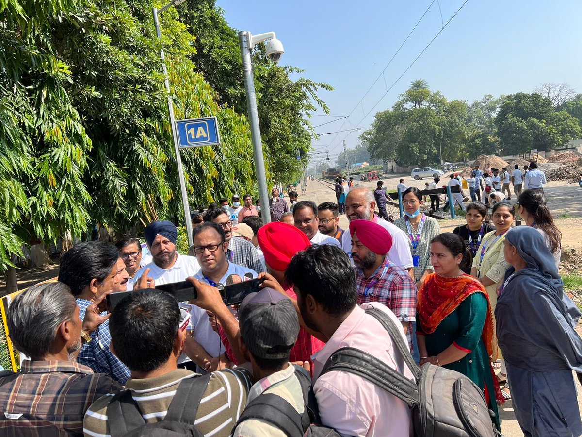 CGMSBICha's tweet photo. #Swachhata Divas Cleanliness Drive conducted at Railway Station Patiala. @CGMSBICha Staff with GM Sh. Shankar Prasad &amp; CDO Sh. Kajal Bhowmik engaged in Shramdaan as Swachhata Hi Seva. SBI committed to work for making India clean &amp; green.
@FinMinIndia 
@DFS_India 
@TheOfficialSBI https://t.co/tUOohg9Xb7