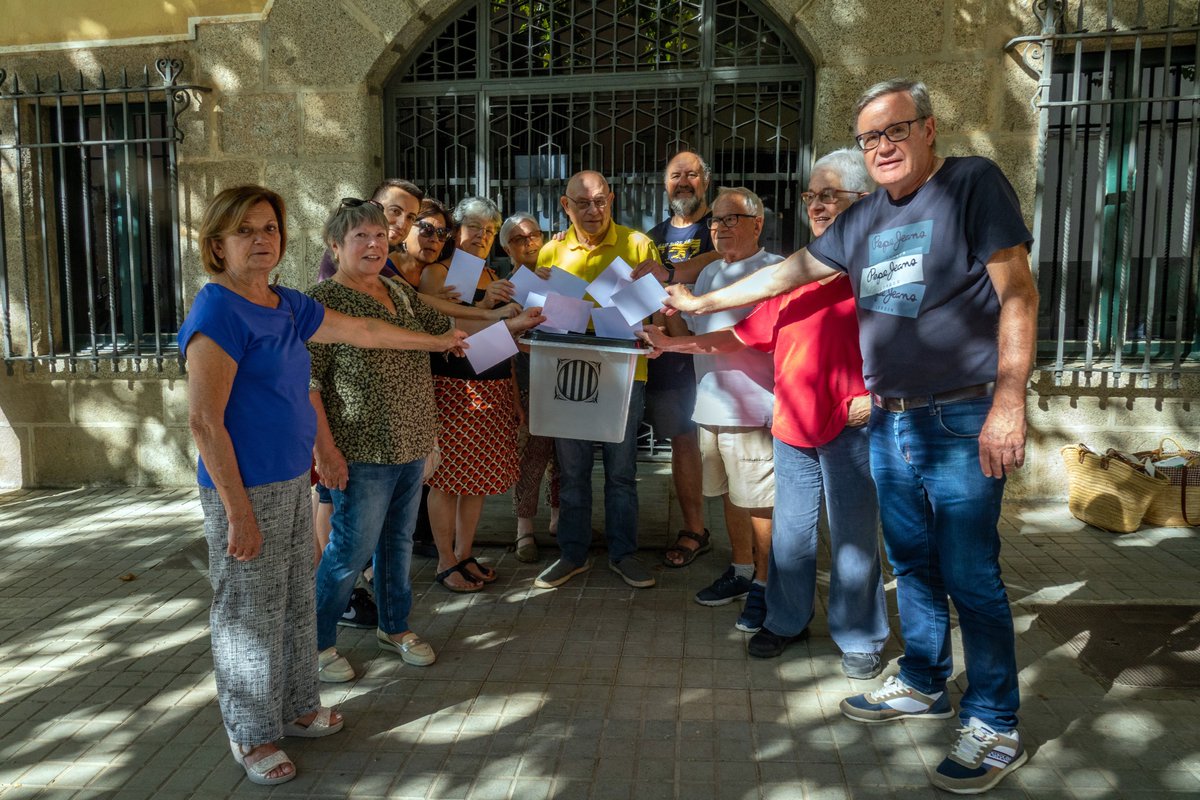 UnitatArgentona's tweet photo. Avui fa 6 anys que vam celebrar el referèndum de l'u d'octubre, que va ser reprimit amb violència extrema per l'estat espanyol, obligant-nos a defensar les urnes amb els nostres cossos.

Dos milions de catalans vam dipositar el nostre vot, i un 90% vam dir 'Sí' a la República. https://t.co/IgFQJx4FCe