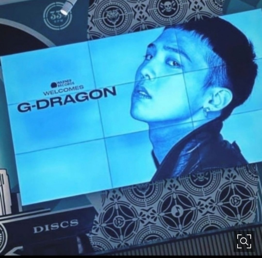 GdragonProject's tweet photo. สื่อดังเผยนักร้องหนุ่ม G-DRAGON ออกจาก YG อย่างเป็นทางการแล้ว และเซ็นสัญญากับต้นสังกัดใหม่ Warner Music Records. ช่วงบ่ายวันที่ 30 ก.ย. G-Dragon ได้โพสต์รูปถ่ายใน SNS ส่วนตัวของเขา 1 ในนั้นคือภาพถ่ายหน้าจอที่มีข้อความเขียนไว้��่า “WELCOMES G-DRAGON”

Cr. https://t.co/ooPosyEYF7 https://t.co/2MfWc9zji2