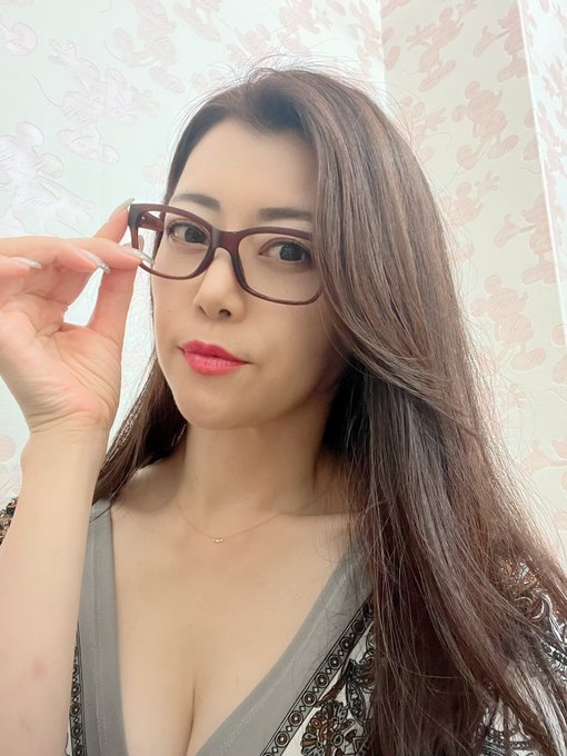 「10月1日はメガネの日」って今朝TVで聴こえてきたから、団体撮影会のとある衣装で、メガネかけました👓 反射しないようにレンズ抜きですよ♪  東京まさお撮影会にいらして下さった皆様ありがとうございました^_^ 来月は11月4日開催！ 個撮は満枠です。団体撮影会の先行予約はまさお撮影会の店長迄⭐︎<a href="/tag/%E6%96%B0%E3%81%97%E3%81%84%E3%83%97%E3%83%AD%E3%83%95%E3%82%A3%E3%83%BC%E3%83%AB%E7%94%BB%E5%83%8F"class="tags"><span>#新しいプロフィール画像</span></a>