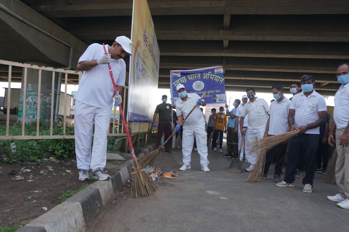 digrangegnr's tweet photo. #Safaiabhiyan "Local People. Swachhta hi seva " Range Gandhinagr at Chiloda Undrbridge. On the event Shri Hitesh Koya IAS, DM Gandhinagar with Shri J.N.Kohli, DIGP with local people
@WSCRPF2016
@southzone_hyd
@crpfindia
@PMOIndia
@HMOIndia https://t.co/xYBCTi234U
