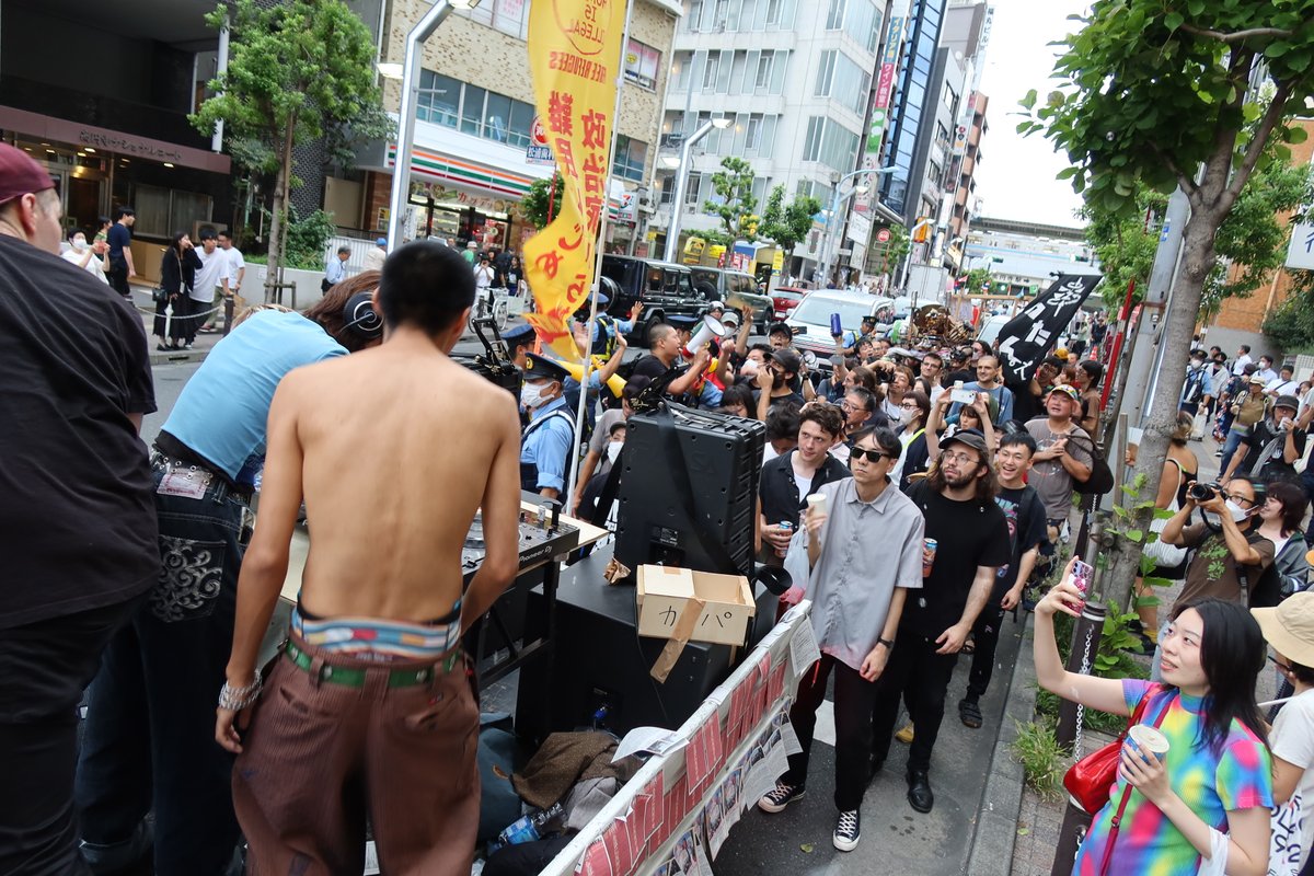 mkimpo_kid's tweet photo. NO LIMIT TOKYO
高円寺番外地
アジア粗忽者一揆
全部に反対デモ
Protest-to-Everything  Parade
万事万物皆反对大游行
#koenji_bangaichi
体力ないので、高円寺をぐるぐる2時間歩いて、五日市街道入口で、僕は失礼しました。
最後は高円寺中央公園に戻ったのかな？
https://t.co/HULaLJQQe8 https://t.co/YtM7dun419