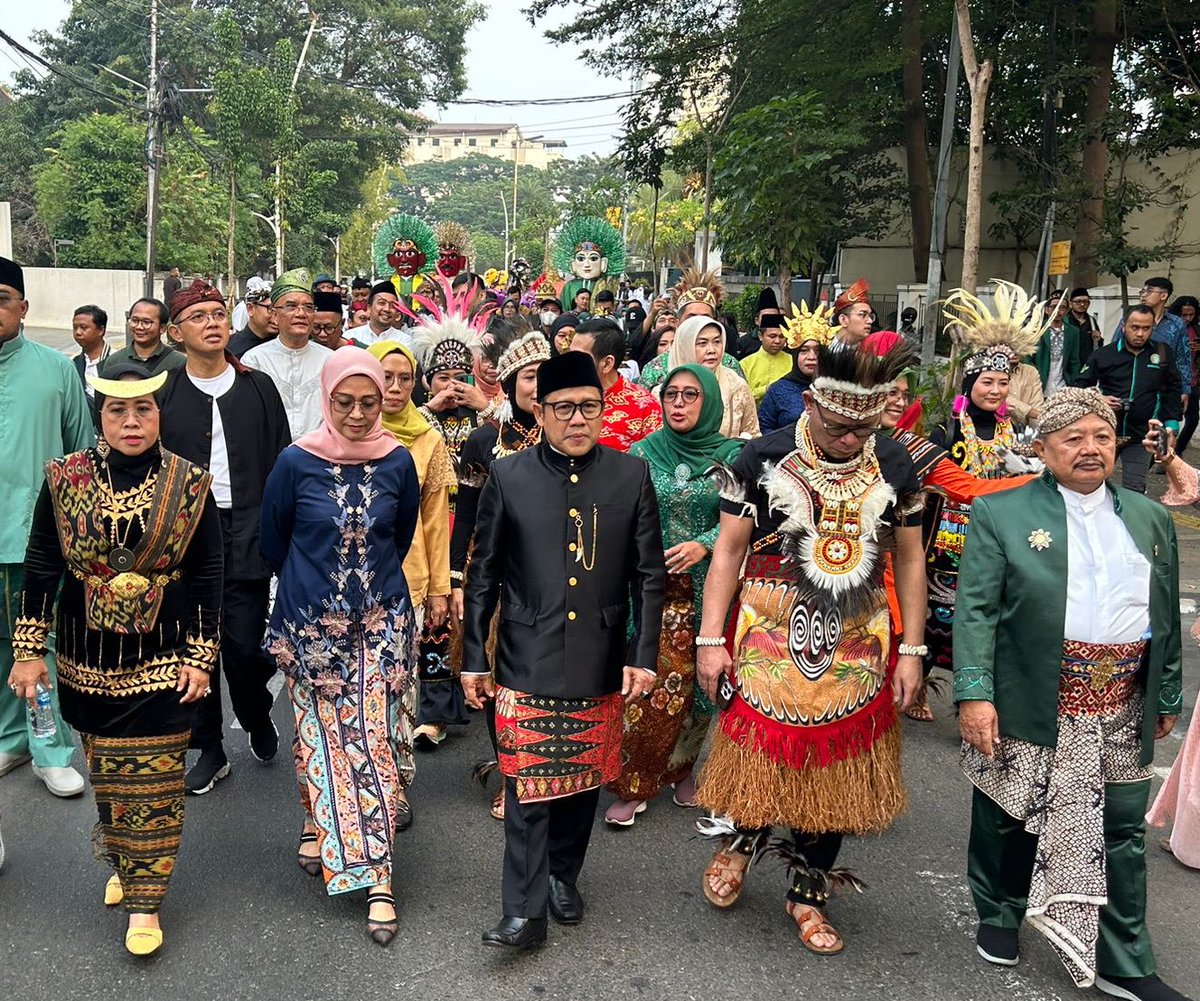 cakimiNOW's tweet photo. Yuk yang terlalu KIRI geser ke TENGAH,
yang terlalu KANAN yuk bareng-bareng ke TENGAH.
Tawassut, Tawazzun, i’itidal..
Wallohu a’lam https://t.co/102ZOvogJC