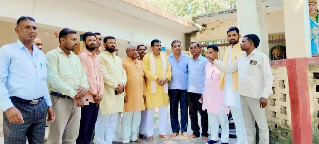 KCMishrabjp's tweet photo. पार्टीद्वारा आयोजित सेवा पखवाड़ा अभियान के तहत दिनांक 1अक्टूबर को #स्वच्छ_भारत अभियान के तहत आज बड़ागांव में तुला राम बाबा पर पुवायां राजीव चौक से गांधी पार्क तक एव ग्राम लखनापुर में पार्टी कार्यकर्ताओं के साथ झाड़ू लगाकर स्वछता अभियान चलाया इस सहित समस्त कार्यकर्ता उपस्थित रहे। https://t.co/9dx3xSdxfq