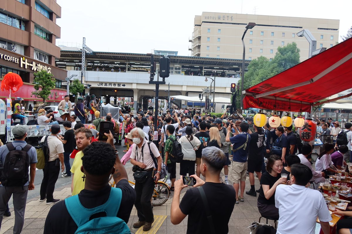 mkimpo_kid's tweet photo. NO LIMIT TOKYO
高円寺番外地
アジア粗忽者一揆
全部に反対デモ
Protest-to-Everything  Parade
万事万物皆反对大游行
#koenji_bangaichi
体力ないので、高円寺をぐるぐる2時間歩いて、五日市街道入口で、僕は失礼しました。
最後は高円寺中央公園に戻ったのかな？
https://t.co/HULaLJQQe8 https://t.co/YtM7dun419