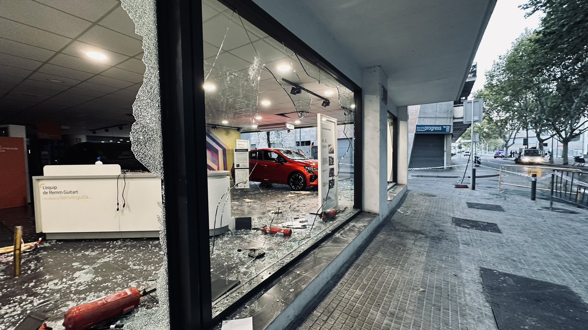 Avui és un dia trist per nosaltres, ens hem llevat amb la notícia d’unes greus destrosses a la nostra instal·lació de Molins de Rei arran d’uns actes vandàlics aquesta matinada durant la celebració de les festes de Sant Miquel al Passeig del Terraplè.
Fil 🔽