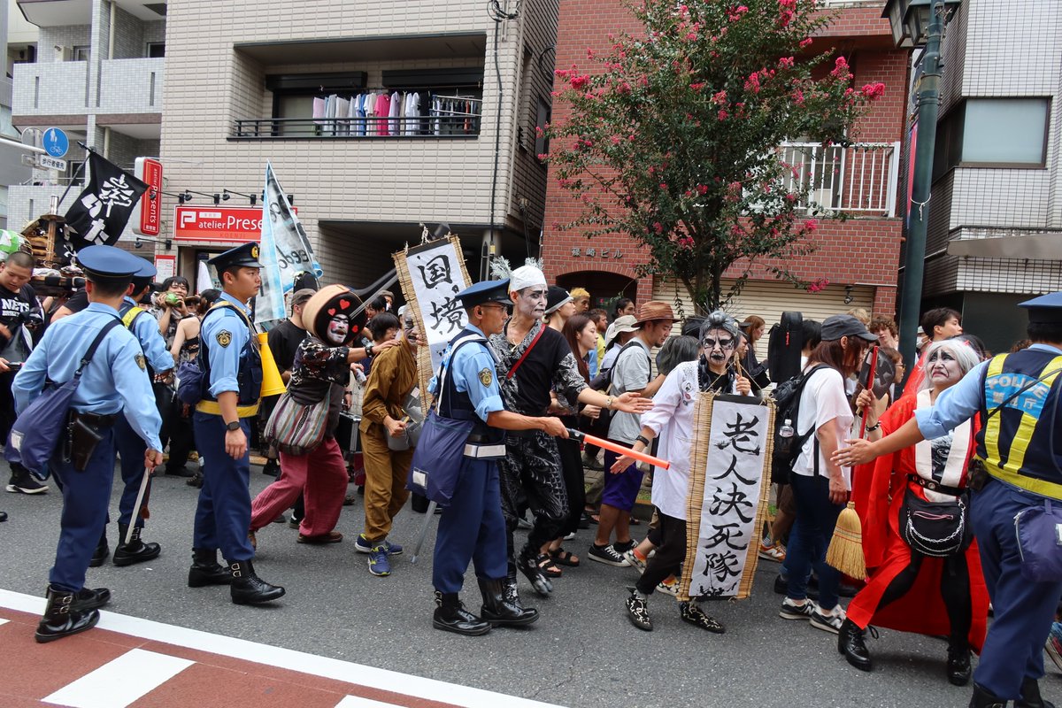 mkimpo_kid's tweet photo. NO LIMIT TOKYO
高円寺番外地
アジア粗忽者一揆
全部に反対デモ
Protest-to-Everything  Parade
万事万物皆反对大游行
#koenji_bangaichi
体力ないので、高円寺をぐるぐる2時間歩いて、五日市街道入口で、僕は失礼しました。
最後は高円寺中央公園に戻ったのかな？
https://t.co/HULaLJQQe8 https://t.co/YtM7dun419