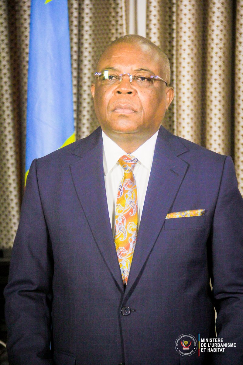 KitengieJacques's tweet photo. Voici le Héros et Patriote Pius Muabilu Mbayu Mukala, Notable incontournable de Mont Amba. Puissions-nous nous rappeler cet épisode-là du mercredi 21 octobre 2020 au Palais du Peuple de Kinshasa/Lingwala. Il décida d'honorer Fatshi. Il choisit le camp de la Nation et du changement, au moment où la messe au contour des conspirations fut décidément dite par les sociétaires d'un camp politique. Ceux-ci pensaient humilier à tort un Président élu légitime du peuple congolais. Qui l'eût cru ! Dans un communiqué conjoint publié le mardi 20 octobre 2020, à la veille de la manifestation relative à la prestation de serment des trois juges de la cour constitutionnelle, Mabunda et Thambwe Mwamba ordonnaient l'absence des élus de la majorité parlementaire (les ministres y compris). Triste page de notre histoire politique. Hélas ! Ô temps ! Le changement s'imposa bon gré mal gré les pesanteurs. Le Républicain Pius Muabilu Mbayu Mukala était placé devant ses responsabilités d'Homme d'Etat. Le Leader Majeur devait trancher, prendre partie pour la patrie. Que dis-je !
Le Ministre d'Etat Pius Muabilu Mbayu Mukala et les lieutenants de son parti politique étaient tout feu tout flamme dans la salle des congrès du Palais du peuple. Et ce jour-là, le chef de l'Etat Félix-Antoine Tshisekedi Tshilombo constata le patriotisme avéré d'un allié politique, un nationaliste exceptionnel. C'est de l'histoire à relire. @fatshi13, @MuabiluMMPius, @Eshk, @mandefu113, @MuabiluChrisJr, @DeniseNyakeru, @BenitaNtumba, @TinaSalama2, @HonoreMvula1, @7sur7_cd, @ChristosMuk, @daquinmik, @MalanguEmmanuel, @CMbosoNkodia, @LukondeSama