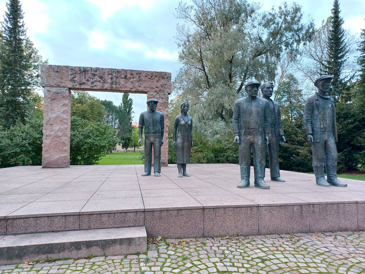 Eilen hieno päiväkäynti #Lahti:ssa. Kävelyä keskustassa ja kauniilla Vesijärven rannalla. Historiakohteena kuulu Fellmanin pelto. #Fellmaninpuisto'ssa kävellessä mieleen tuli Nikolai Koivisto, joka virui ehkä juuri tässä vaimonsa ja pienen vauvansa kanssa. suodenniemi.topoteekki.fi/?doc=1343139