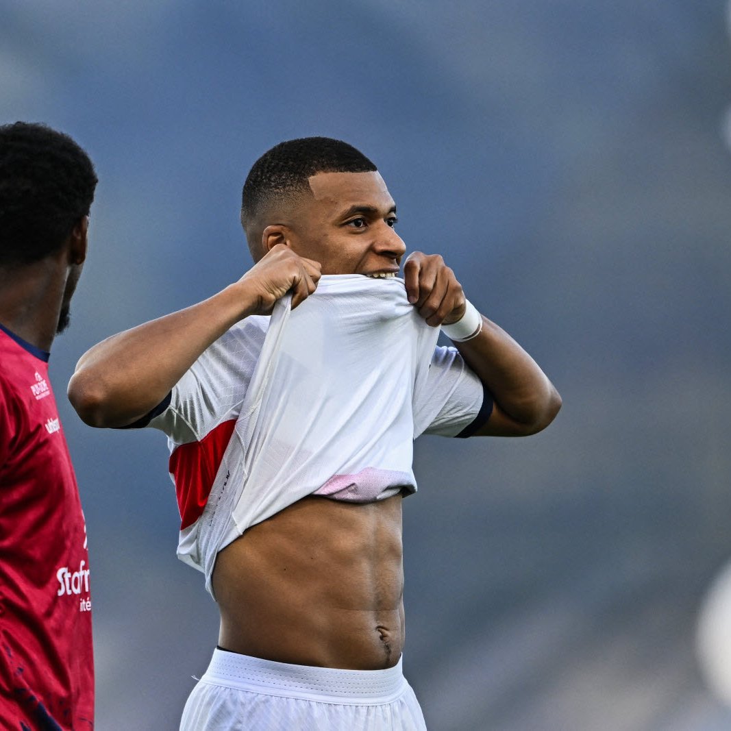 RelaisParisien's tweet photo. Le PSG ❤️💙 qui fait 0-0 contre Clermont juste avant un match de LDC :

🗣️«Petit club» 🗣️« La honte» 🗣️«Qatar Saint Germain»
----------------------------------------------------------
Manchester City 💙🤍 qui perd 2-1 contre le Wolves juste avant un match de LDC :

🗣️«Les défaites ça peut arriver» 🗣️«C'est que la Pl» 🗣️«Ils peuvent pas toujours gagner»

Encore une fois la haine des gens contre le PSG et le traitement de faveur pour les autres équipes !

#CF63PSG #MCIWOL