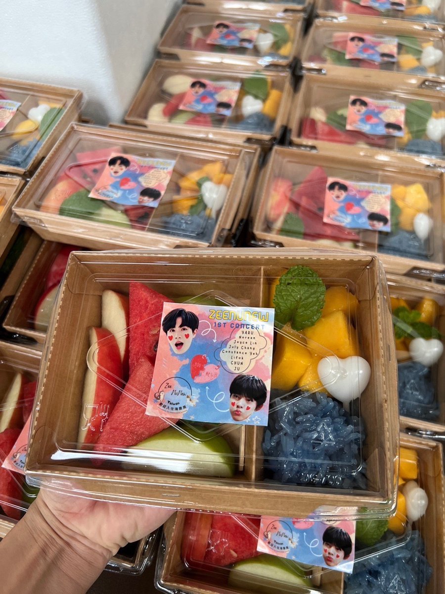 junior30220's tweet photo. 📌Special thanks for the store @kringklong to make these delicious fruit boxes and fruit baskets.
 🙏🙏
#ZeeNuNewConcertDay2
#ZeeNuNew1stConcert #ZeeNuNewAnotherLifeConcert https://t.co/DzcA3myGcC