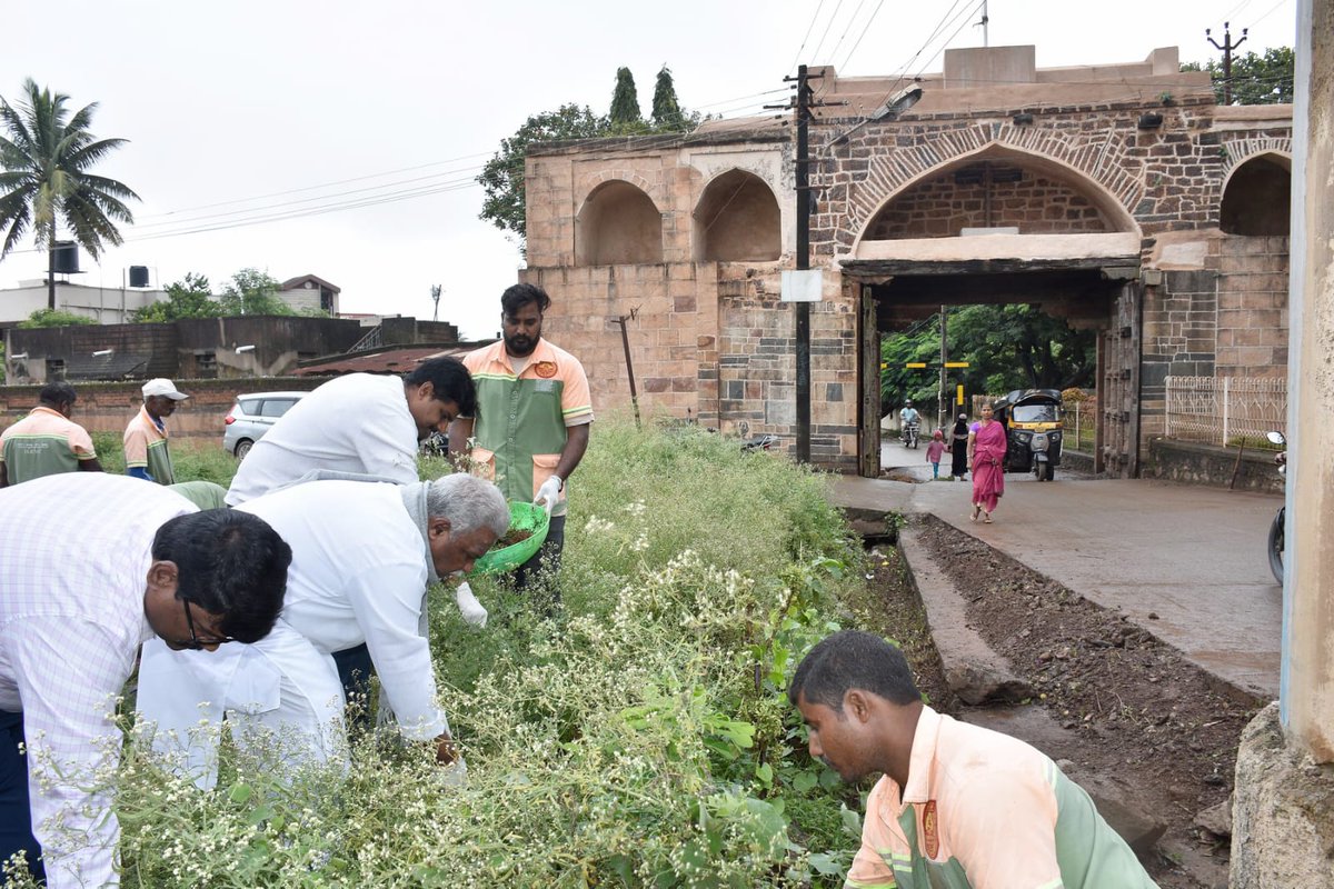karnataka_dma's tweet photo. HDMC in association with the Archeological Dept Dharwad conducted a special cleaning and plogging drive at the premises of the historical monument.. Dharwad Fort.
#Garbagefreeindia #SHS2023
#swachhbharatgov
#SwachhataHiSeva #ektareekh #ekghanta #eksath #SwachhBharat #SHS2023 https://t.co/VuYFsA63se