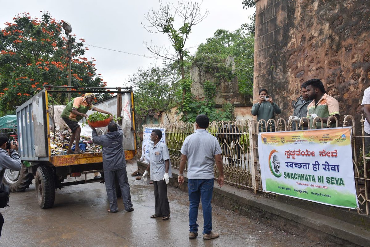 karnataka_dma's tweet photo. HDMC in association with the Archeological Dept Dharwad conducted a special cleaning and plogging drive at the premises of the historical monument.. Dharwad Fort.
#Garbagefreeindia #SHS2023
#swachhbharatgov
#SwachhataHiSeva #ektareekh #ekghanta #eksath #SwachhBharat #SHS2023 https://t.co/VuYFsA63se