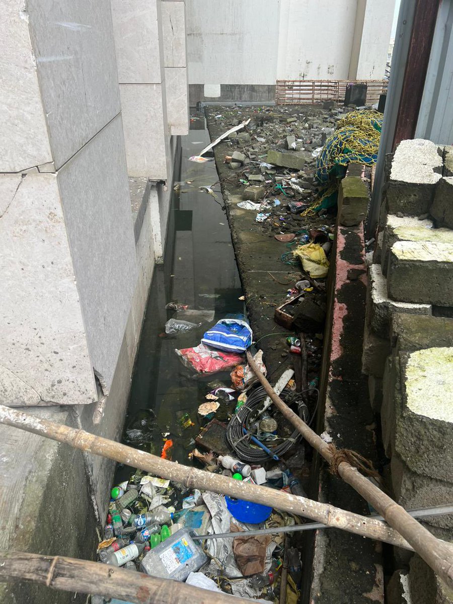 KBelsekar's tweet photo. @mybmc @mybmcWardPN @mybmcHealthDept Urgent Attention Required

#OmakrBuilder #EraDevelopers hv created unhygienic conditions &amp; the mess created in #OmkarAltaMonte Malad E, Mum97.  Living conditions hv become unbearable; Dengue &amp; certain areas of the property are now inhabitable https://t.co/g2OuNZTyim