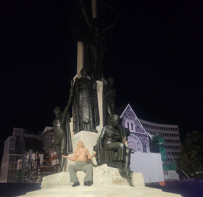 Statue Bro ? #blendingin #sundayfunday #chch https://t.co/cWlSDOep3B<a href="/tag/blendingin"class="tags">#blendingin</a><a href="/tag/sundayfunday"class="tags">#sundayfunday</a><a href="/tag/chch"class="tags">#chch</a>