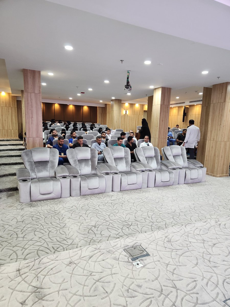 انطلق اليوم البرنامج التوجيهي لبرامج الدراسات العليا في <a href="/jazan_health/">فرع وزارة الصحة بمنطقة جازان</a> 
و المقدمة من قبل <a href="/SchsOrg/">هيئة التخصصات الصحية</a> 
افتتح البرنامج سعادة الدكتور أسامه بن أحمد الحربي الممثل النظامي للشؤون الأكادمية و المشرف على برامج الدراسات العليا بصحة جازان. خالص الأمنيات للمتدربين و عام أكاديمي حافل بالنجاح