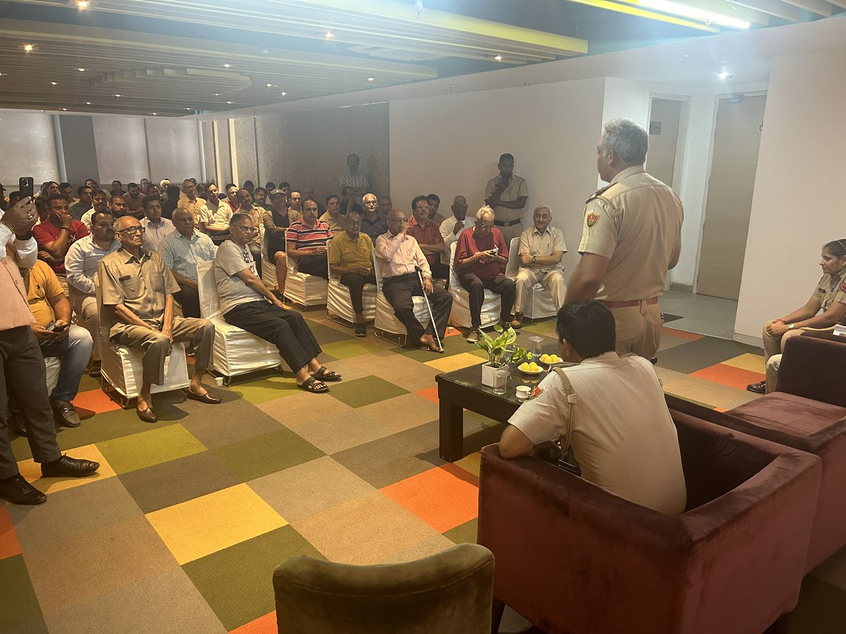 RWASAREHOMES92's tweet photo. सोसाइटी में @gurgaonpolice द्वारा प्रेषित #पब्लिक_पुलिस_संवाद का आयोजन किया गया, जिसने पुलिस की तरफ़ से सेक्टर-93 से चौकी इंचार्ज श्री जसवंत व उनकी टीम मौजूद रही सोसाइटी के लोगों ने क़ानून व्यवस्था संबंधित अनेकों सवाल पूछे और अपनी समस्याएँ भी बताई।

ये एक अच्छी पहल है। @cmohry https://t.co/BRwaJyRjd4