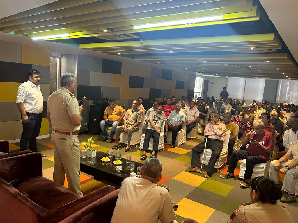 RWASAREHOMES92's tweet photo. सोसाइटी में @gurgaonpolice द्वारा प्रेषित #पब्लिक_पुलिस_संवाद का आयोजन किया गया, जिसने पुलिस की तरफ़ से सेक्टर-93 से चौकी इंचार्ज श्री जसवंत व उनकी टीम मौजूद रही सोसाइटी के लोगों ने क़ानून व्यवस्था संबंधित अनेकों सवाल पूछे और अपनी समस्याएँ भी बताई।

ये एक अच्छी पहल है। @cmohry https://t.co/BRwaJyRjd4