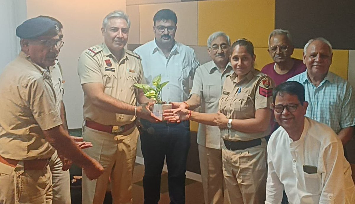 RWASAREHOMES92's tweet photo. सोसाइटी में @gurgaonpolice द्वारा प्रेषित #पब्लिक_पुलिस_संवाद का आयोजन किया गया, जिसने पुलिस की तरफ़ से सेक्टर-93 से चौकी इंचार्ज श्री जसवंत व उनकी टीम मौजूद रही सोसाइटी के लोगों ने क़ानून व्यवस्था संबंधित अनेकों सवाल पूछे और अपनी समस्याएँ भी बताई।

ये एक अच्छी पहल है। @cmohry https://t.co/BRwaJyRjd4