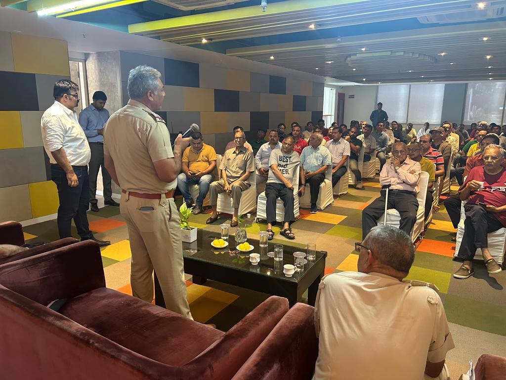RWASAREHOMES92's tweet photo. सोसाइटी में @gurgaonpolice द्वारा प्रेषित #पब्लिक_पुलिस_संवाद का आयोजन किया गया, जिसने पुलिस की तरफ़ से सेक्टर-93 से चौकी इंचार्ज श्री जसवंत व उनकी टीम मौजूद रही सोसाइटी के लोगों ने क़ानून व्यवस्था संबंधित अनेकों सवाल पूछे और अपनी समस्याएँ भी बताई।

ये एक अच्छी पहल है। @cmohry https://t.co/BRwaJyRjd4