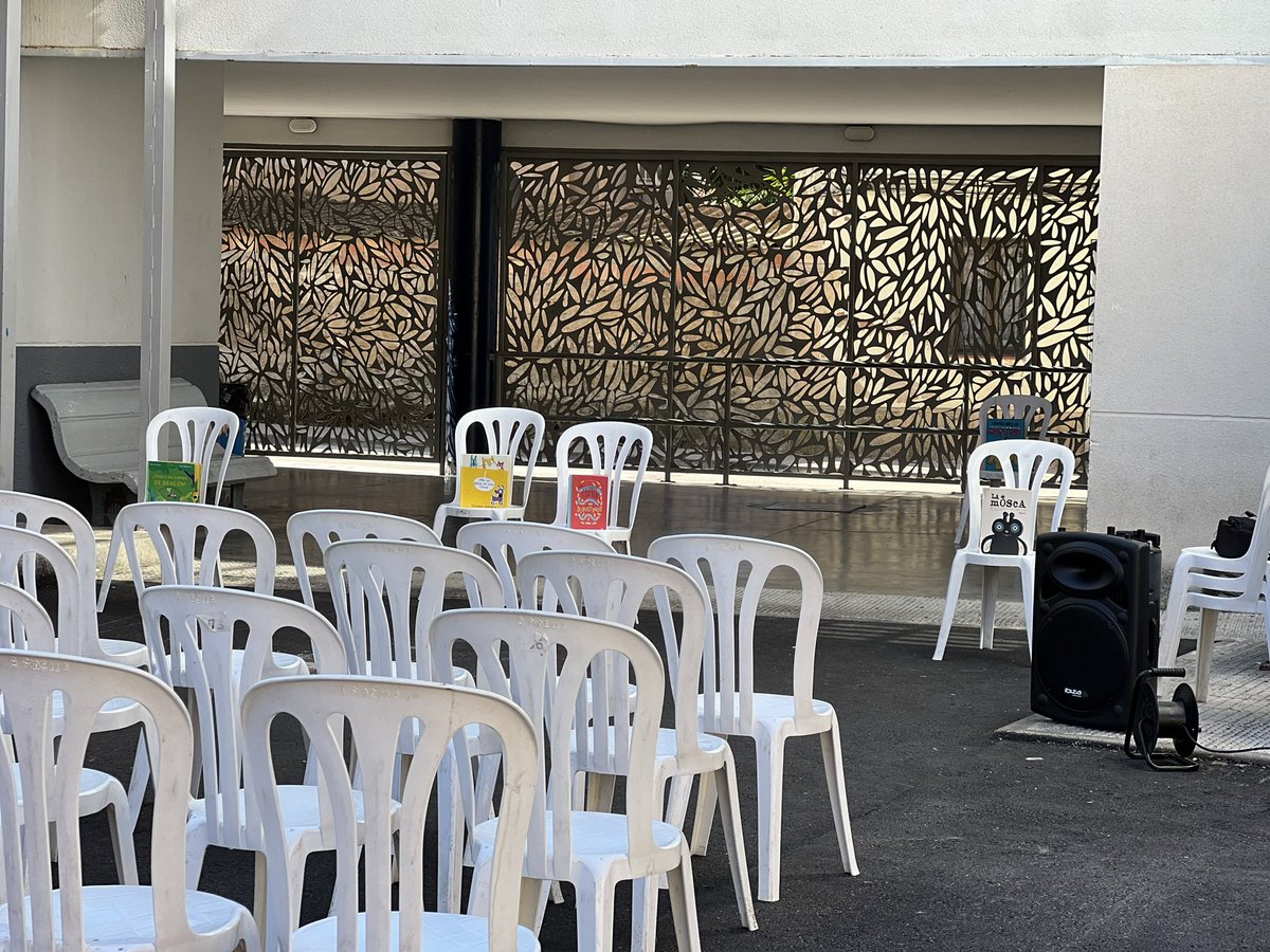 masiperera's tweet photo. El DUC està visitant les Jornades Literàries Masquepalabras que organitza l’escola de Maella! Cap de setmana compartint la màgia dels llibres de la mà d’autors/es, il•lustradors/es, llibreters/es…! Moltes gràcies per tot! #compartint #llibres #bibliotecaescolar ☺️ https://t.co/9KNgZNGpFC