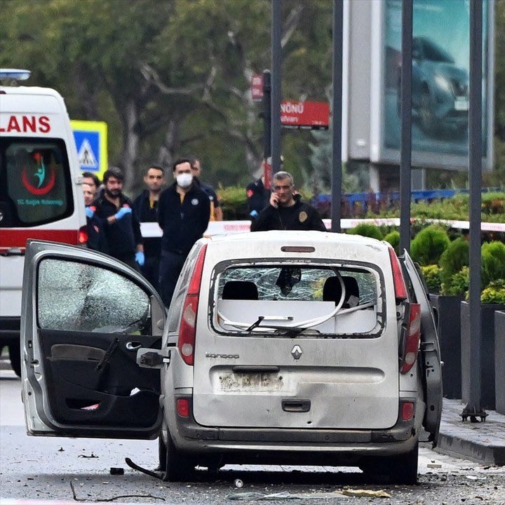 İçişleri Bakanlığımızdaki Emniyet Genel Müdürlüğü giriş kapısı önünde meydana gelen Hain Terör saldırısında yaralanan kahraman polislerimiz Alim Reis DEMİREL ve Erkan KARATAŞ’a Rabbimden  acil şifalar diliyorum.

Her Türlü terör ve işbirlikçilerine lanet olsun.🇹🇷🇹🇷