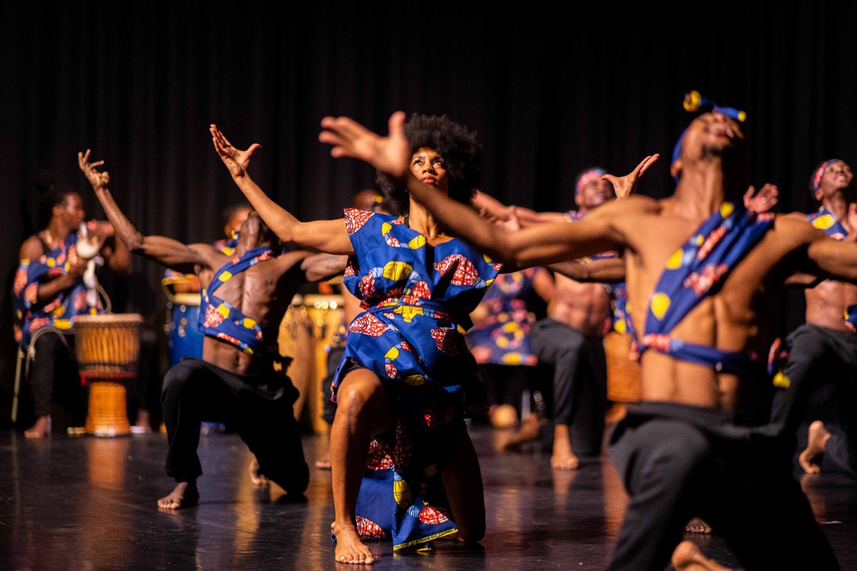 BLACK ACHIEVEMENT MONTH | Laat je op 14 oktober meevoeren door krachtige vertellingen uit de diaspora van de zwarte geschiedenis en ontdek hoe dans en ritme een essentiële rol spelen bij het (her)vinden van waardigheid: ow.ly/jPRi50PQHA3