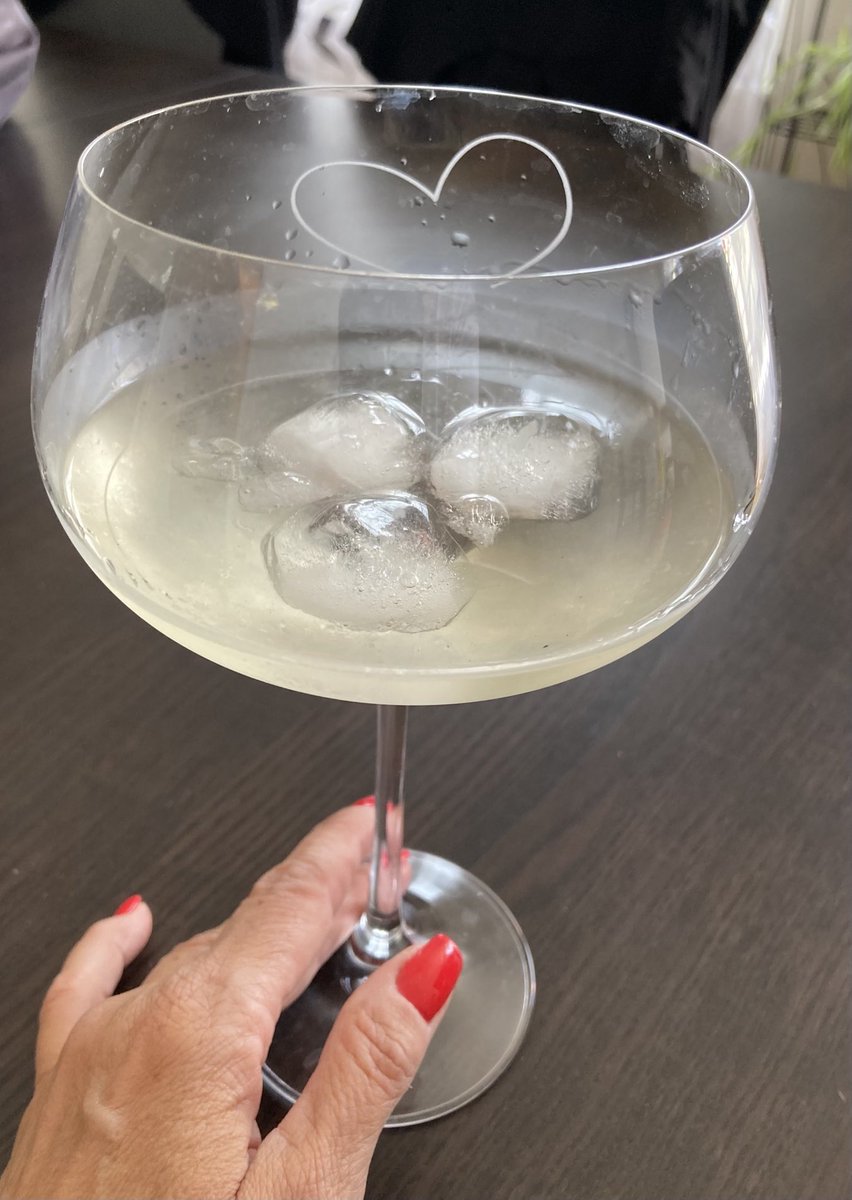 KrisBlackRose's tweet image. Happy #Sunday my friends! Sunday #vibes with my Vesper #coctail #007 #jamesbond with my fave ⁦@Lillet1872⁩ blanc 🍸
