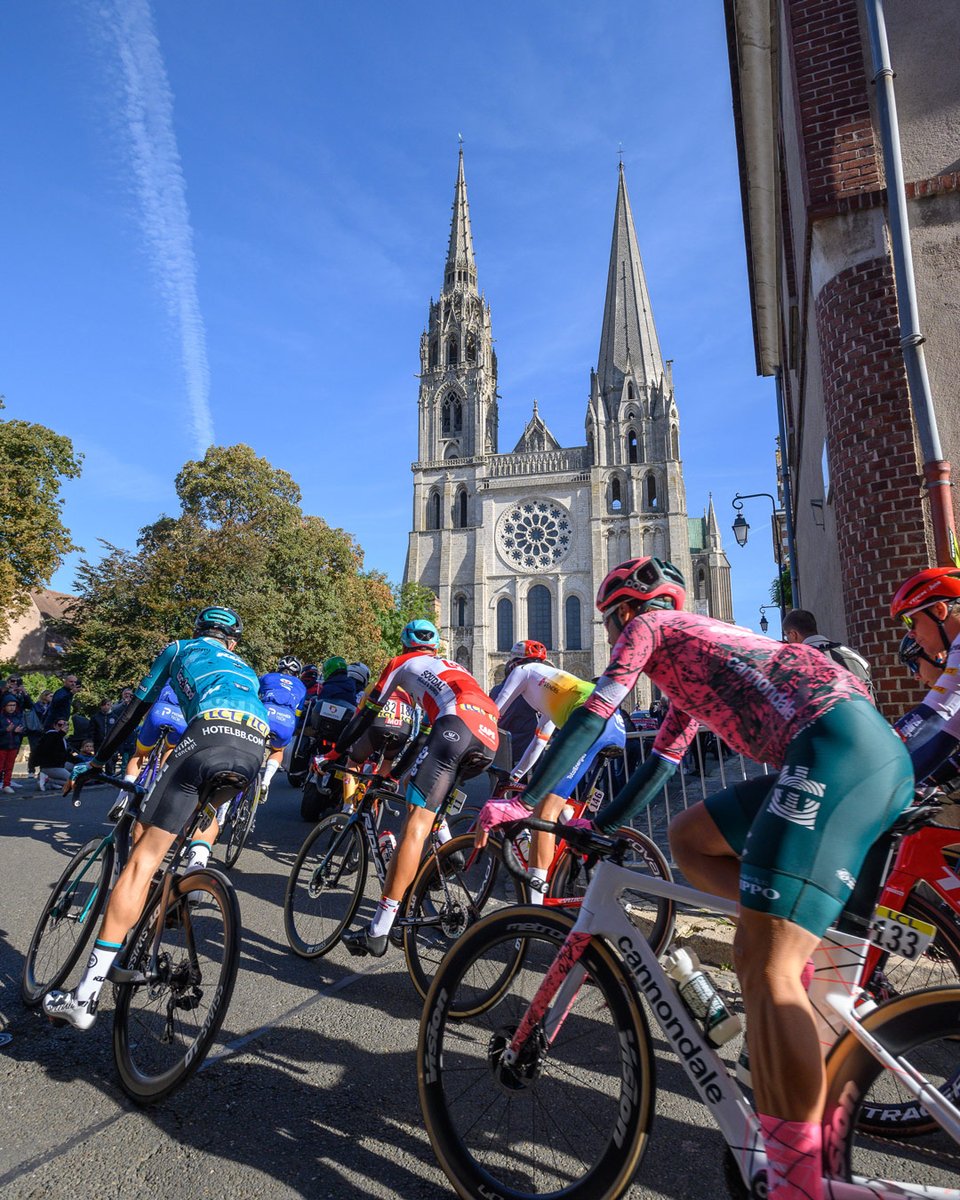 VilledeChartres's tweet photo. La 117e édition de la course #cyclisme @ParisTours partira de la place Châtelet à #Chartres le dimanche 8 octobre 2023 ► https://t.co/KlfZ2tWBfo 🚴🍂

> À 10h20 : présentation des coureurs.
> À 11h45 : départ fictif depuis la place Châtelet à Chartres. https://t.co/wwvgHVWifQ