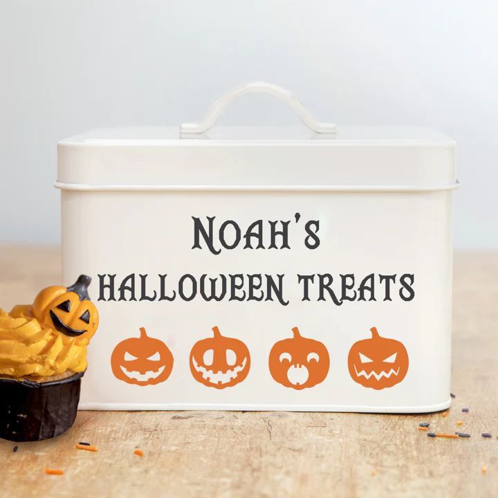 jonnyssister's tweet photo. Treat them this spooky season to a Personalised Halloween Treat Tin, available in 3 spook-tacular designs 🎃 🦇 

👉  https://t.co/1BkjOpC67P 

🏷️ #halloween #smallbusiness #somerset #personalised #personalized #handmade #gifts #spookyszn #sweets #october #totebags https://t.co/rc2kvnWLl7