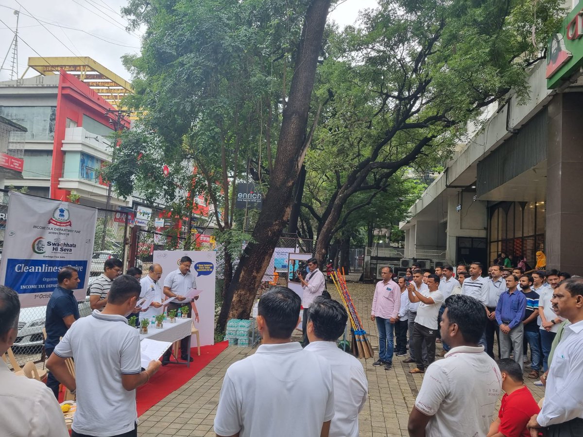 IncomeTaxPune's tweet photo. Under #SwachhataHiSeva campaign Income tax Pune undertook Cleanliness drive through Shramdaan at Shankar Lohane Marg, Pune, today at 10 AM. More than 120 officers/officials of the department participated in the campaign and thoroughly cleaned the area.  Some glimpses: https://t.co/920Szh6y6D
