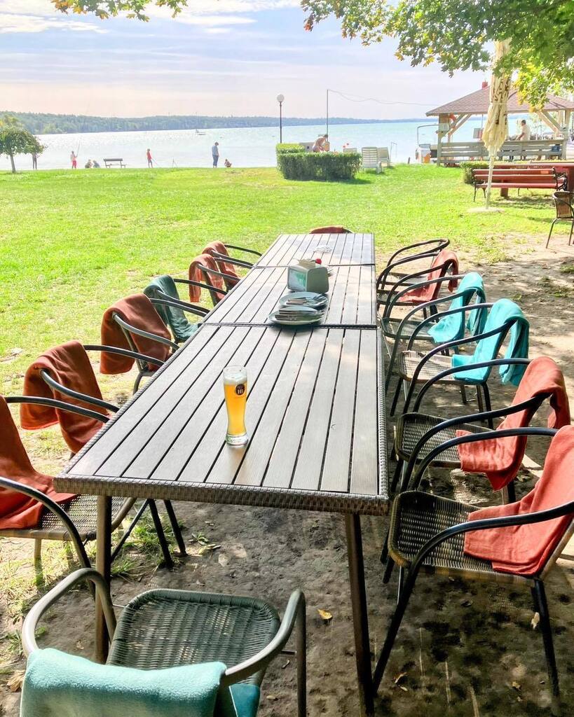 PalKerekfy's tweet photo. Kiváló szeptember elsejei idő van ☀️🍺
#fall #otoño #ősz #automne #autumn #herbst #bercsenyistrand #bercsényistrand #strand #tengósokkikötője #sör #sörözés #пиво #bier #bierre #cerveja #bièrre #pivo #cerveza #beer #beerstagram #bièrra #akarattya #bal… https://t.co/OTjfr0BamA https://t.co/vKZm8nJ7yu