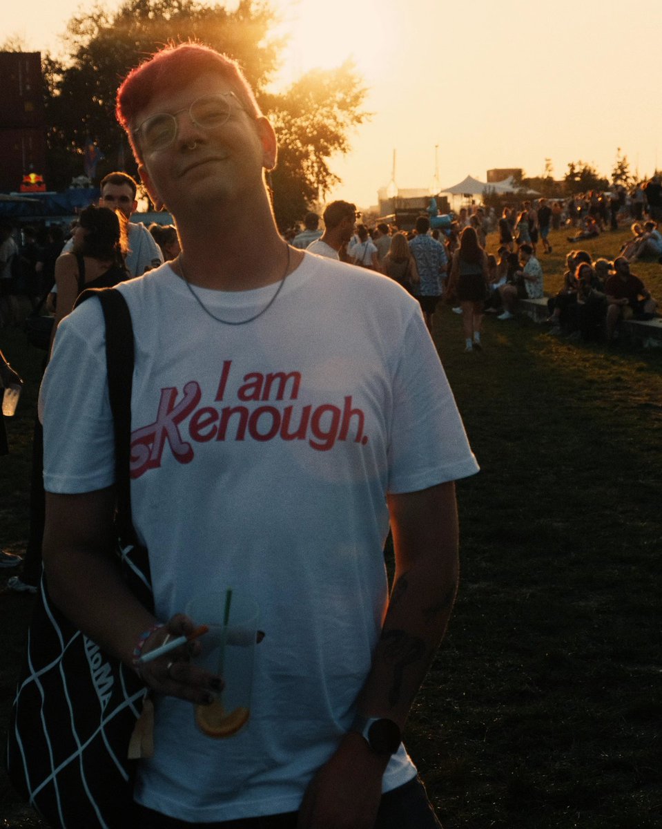 Jung.
Schwul.
Und keine Lust mehr auf Neolibs, die die Geschichte der queeren Bewegung nicht kennen.