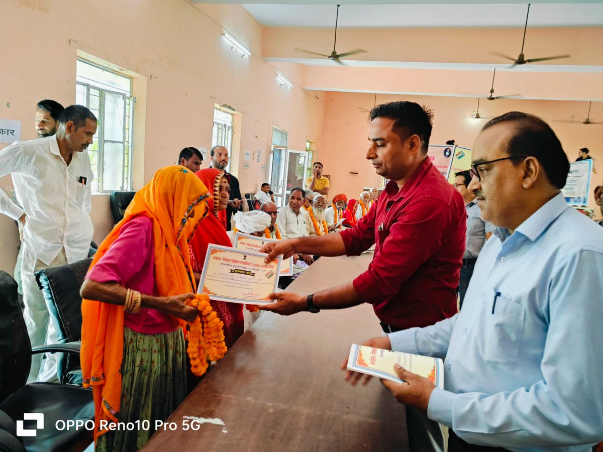 DeoDausa's tweet photo. विधानसभा क्षेत्र लालसोट में वृद्ध जन सम्मान कर मतदान के लिए किया प्रेरित। @ECISVEEP @CeoRajasthan @1stIndiaNews @News18Rajasthan @DIPRRajasthan @qummerchoudhary @Rajasthan_Tak #YouthChlaBooth #MyVoteMyPower 
#NoVoterLeftBehind https://t.co/k9D8wqXof3