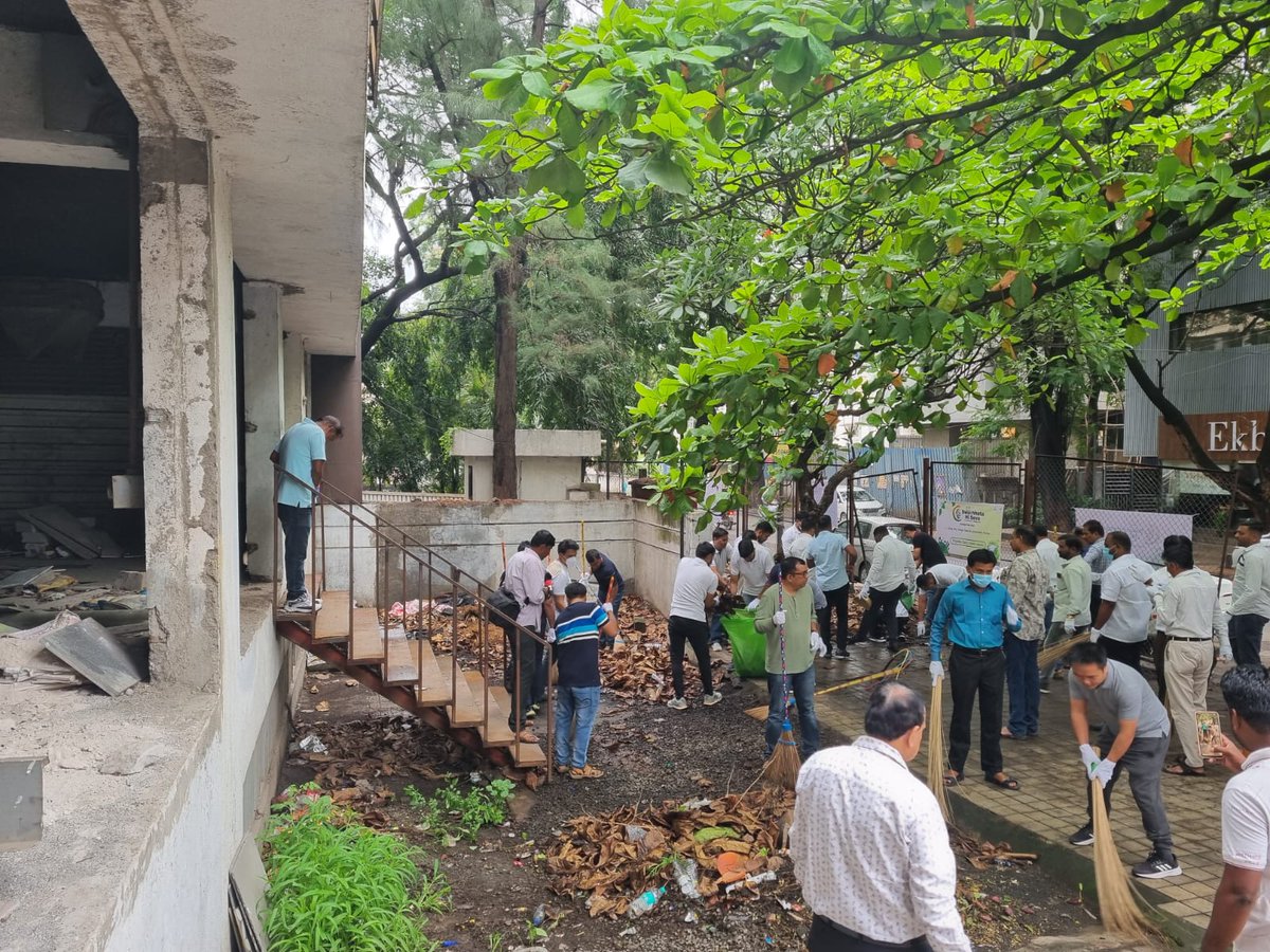 IncomeTaxPune's tweet photo. Under #SwachhataHiSeva campaign Income tax Pune undertook Cleanliness drive through Shramdaan at Shankar Lohane Marg, Pune, today at 10 AM. More than 120 officers/officials of the department participated in the campaign and thoroughly cleaned the area.  Some glimpses: https://t.co/920Szh6y6D